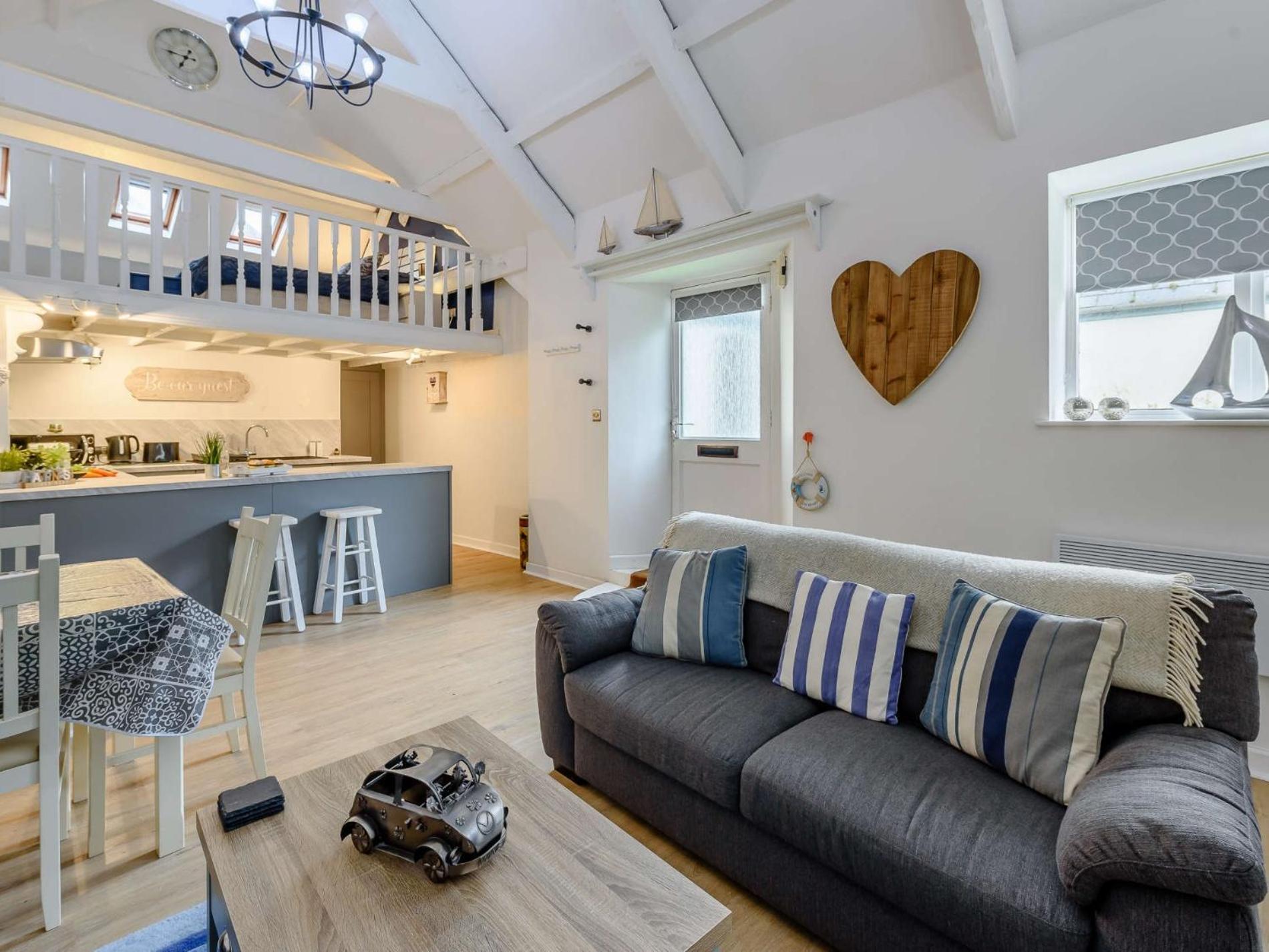 2 Bed In Tenby 86854 Экстерьер фото