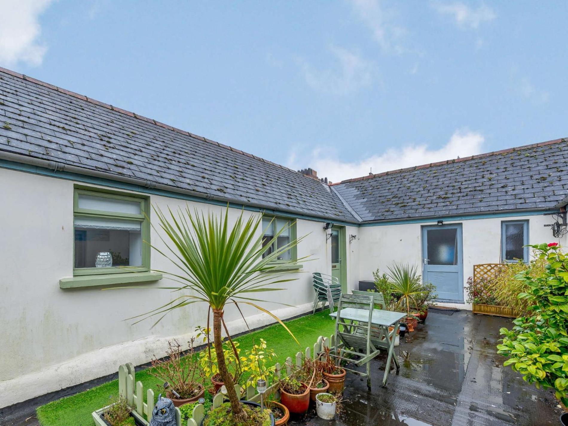 2 Bed In Tenby 86854 Экстерьер фото