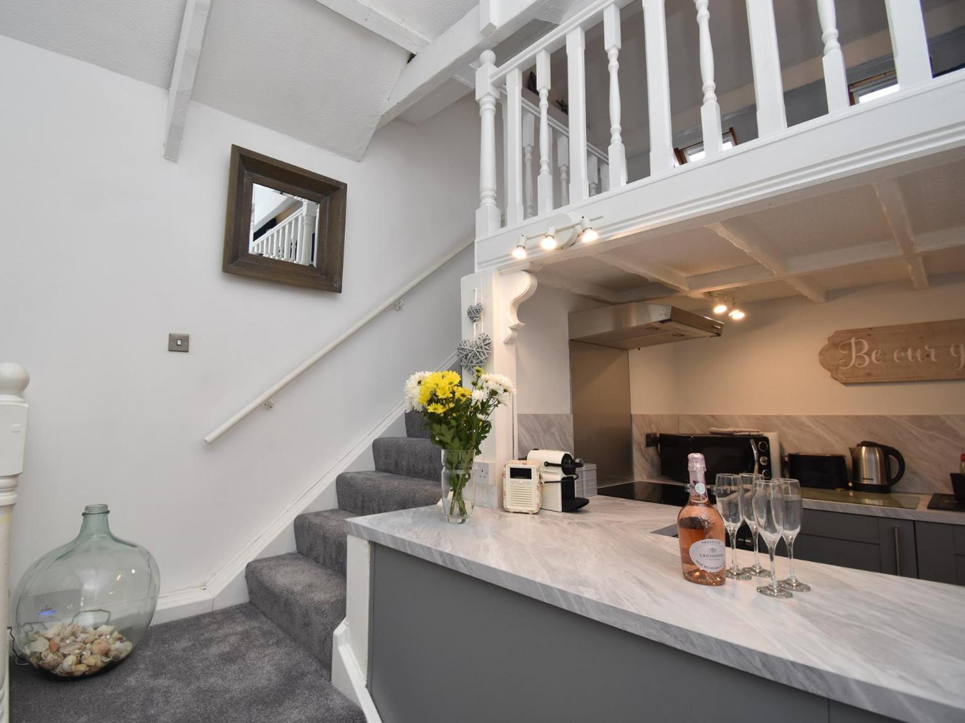 2 Bed In Tenby 86854 Экстерьер фото