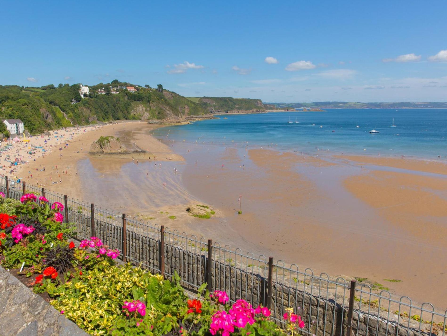 2 Bed In Tenby 86854 Экстерьер фото