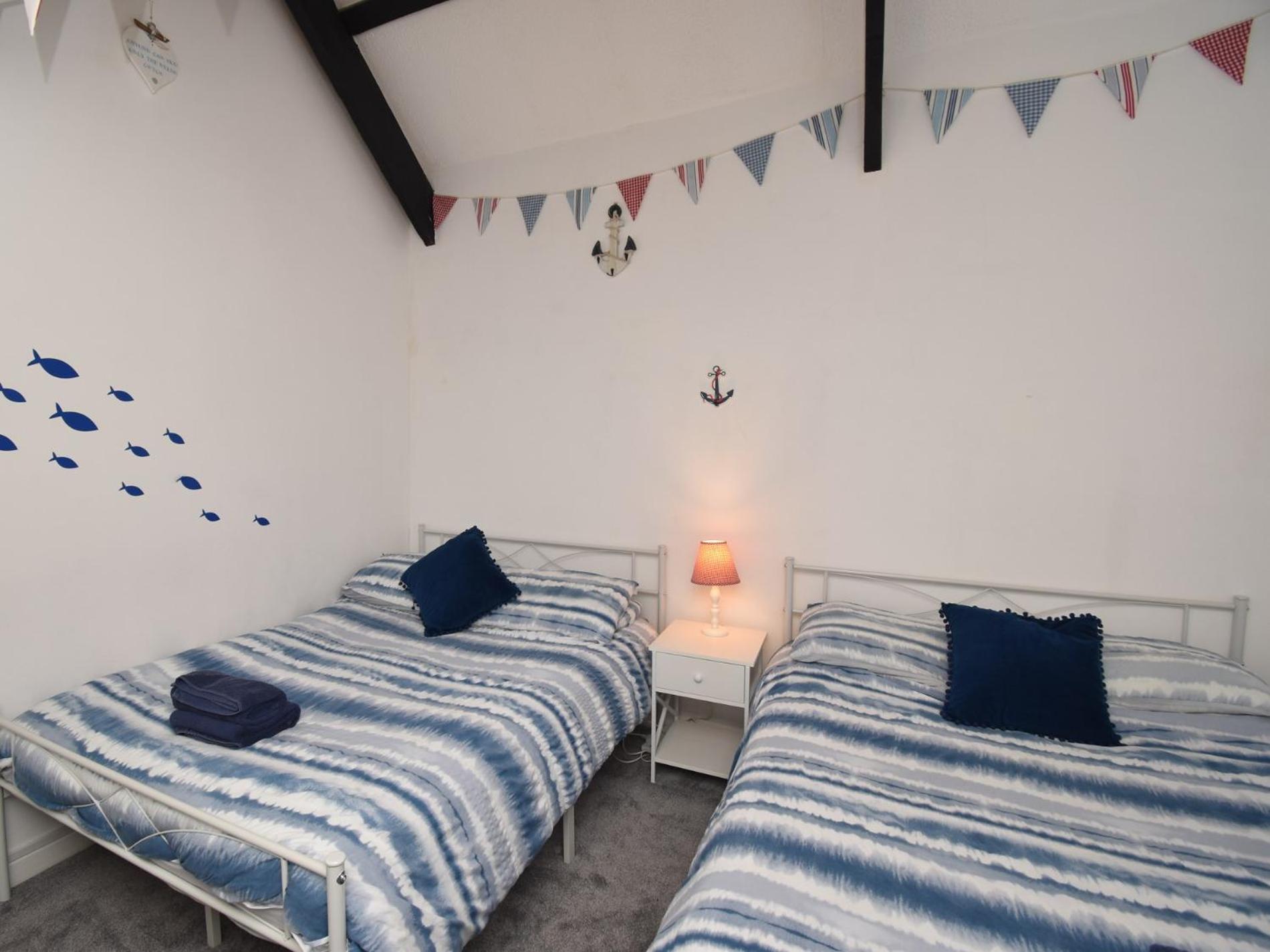 2 Bed In Tenby 86854 Экстерьер фото